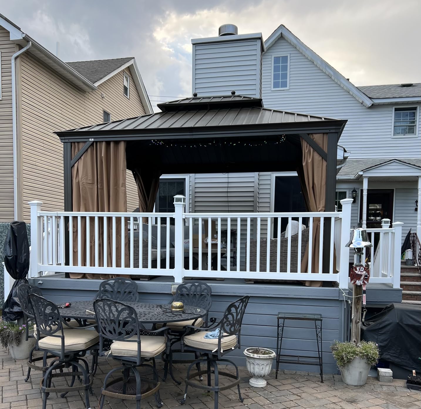 Pergola autoportée sur une terrasse de maison