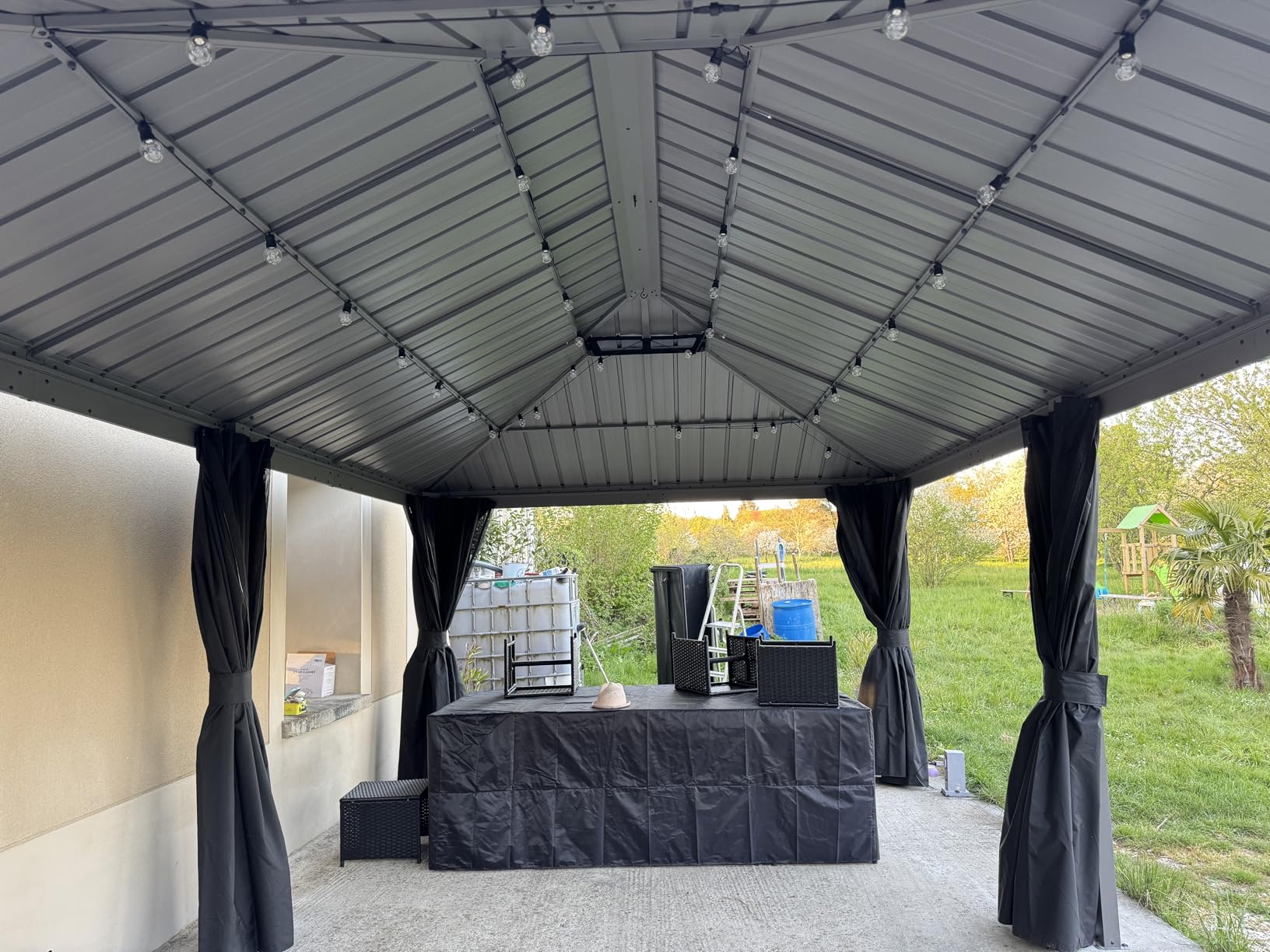 Pergola autoportée en jardin